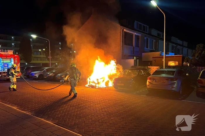 Opnieuw auto in lichterlaaie