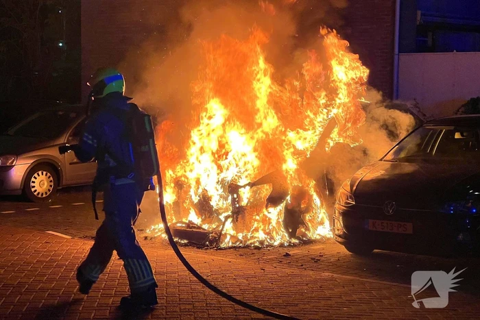 Opnieuw auto in lichterlaaie