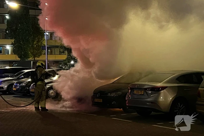 Opnieuw auto in lichterlaaie