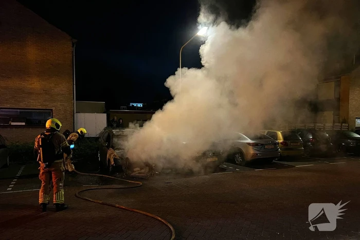 Opnieuw auto in lichterlaaie