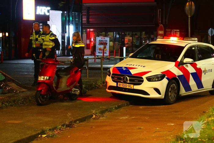 Bestuurder scooter verliest controle na politieachtervolging