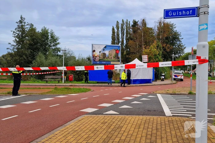 Overledene aangetroffen in sloot bij politiebureau