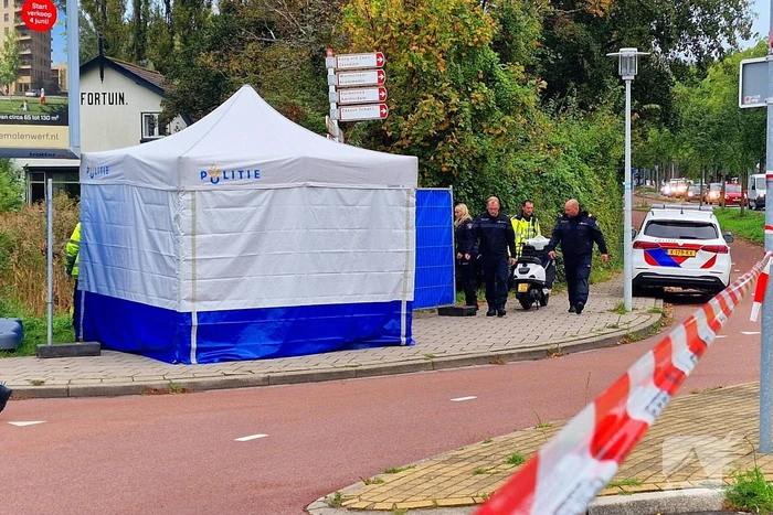 Overledene aangetroffen in sloot bij politiebureau