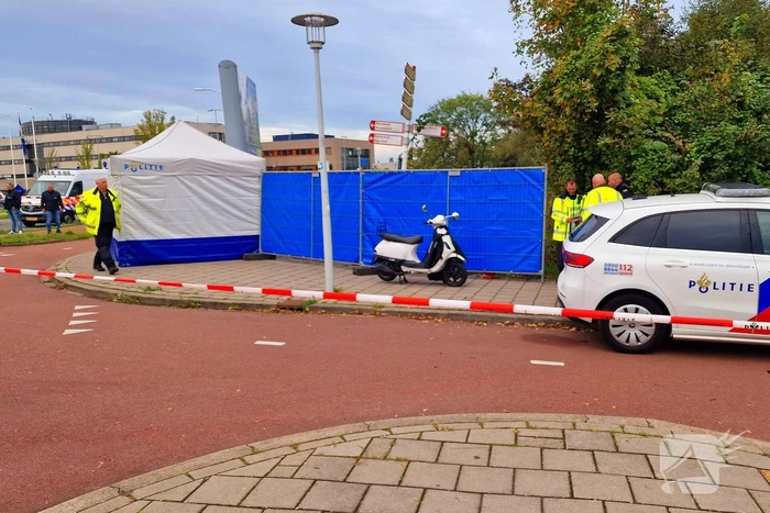 Overledene aangetroffen in sloot bij politiebureau