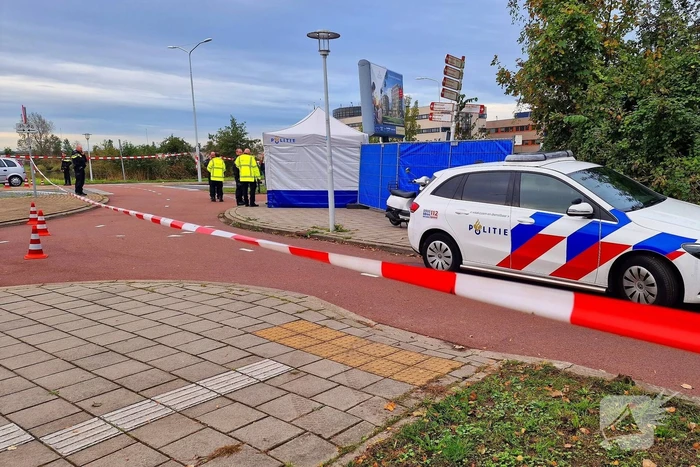 Overledene aangetroffen in sloot bij politiebureau