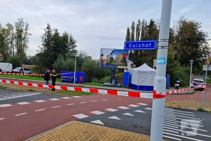 Overledene aangetroffen in sloot bij politiebureau