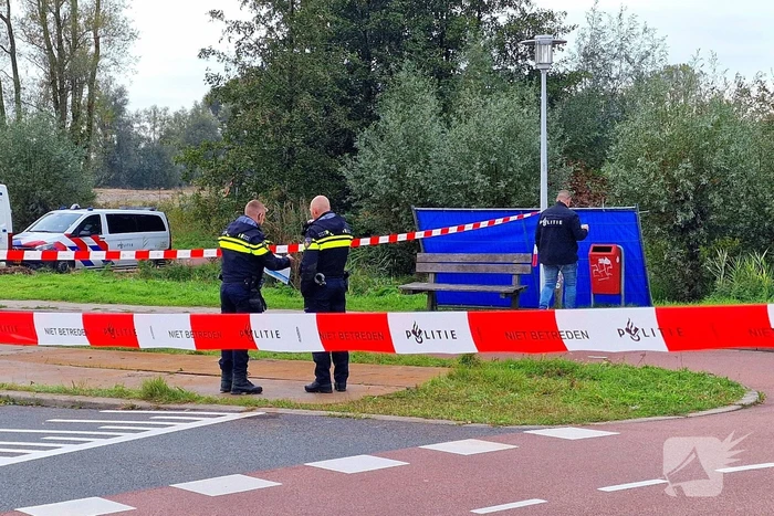 Overledene aangetroffen in sloot bij politiebureau