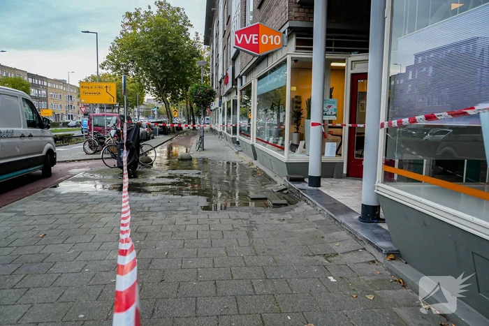 Hoofdleiding springt: tientallen huishoudens zonder water