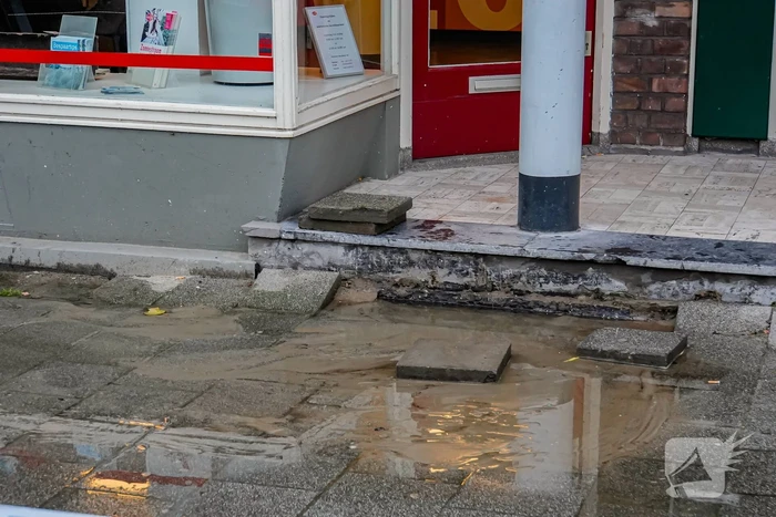 Hoofdleiding springt: tientallen huishoudens zonder water