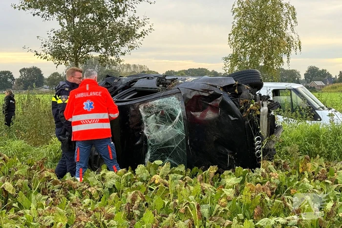 Automobilist ramt boom en belandt op zij in bietenveld