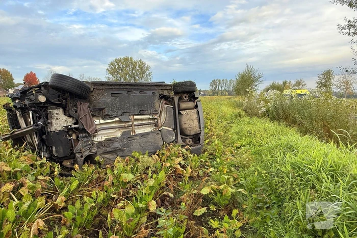 Automobilist ramt boom en belandt op zij in bietenveld