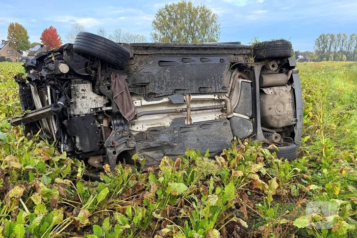Automobilist ramt boom en belandt op zij in bietenveld