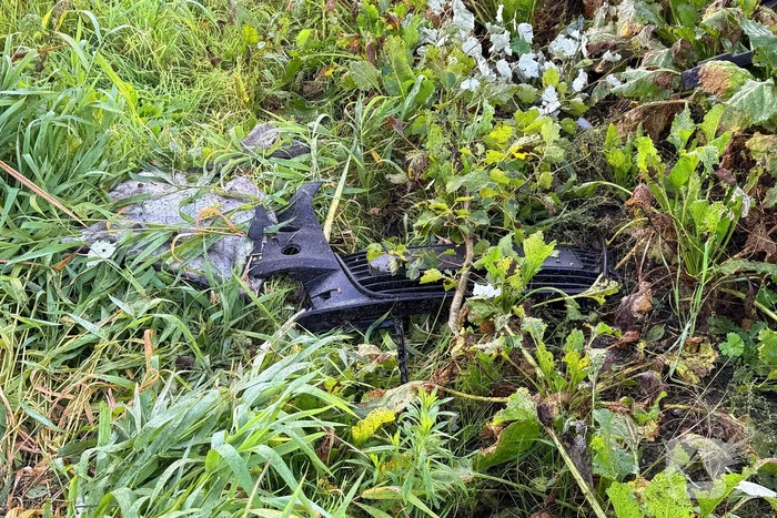 Automobilist ramt boom en belandt op zij in bietenveld