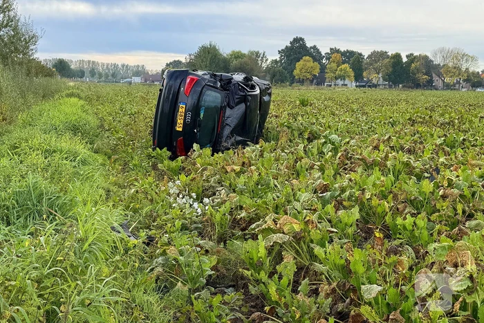 Automobilist ramt boom en belandt op zij in bietenveld