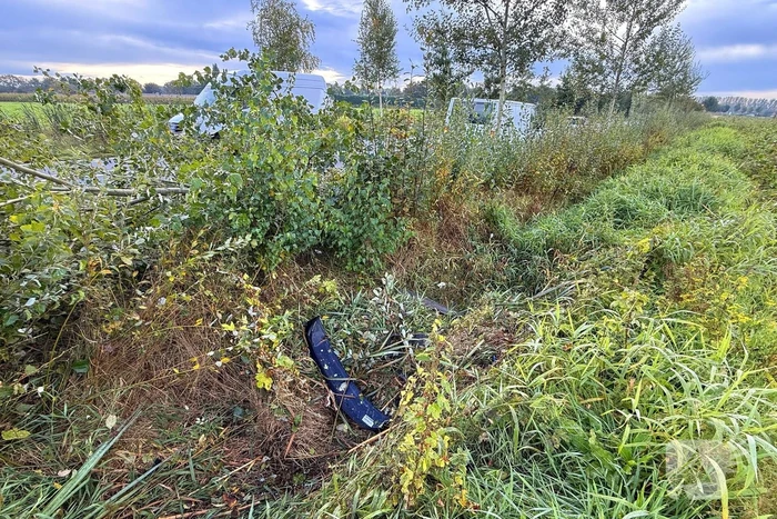 Automobilist ramt boom en belandt op zij in bietenveld