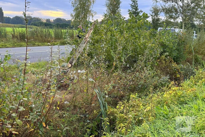 Automobilist ramt boom en belandt op zij in bietenveld