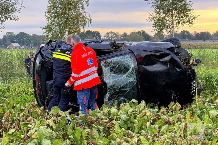 Automobilist ramt boom en belandt op zij in bietenveld