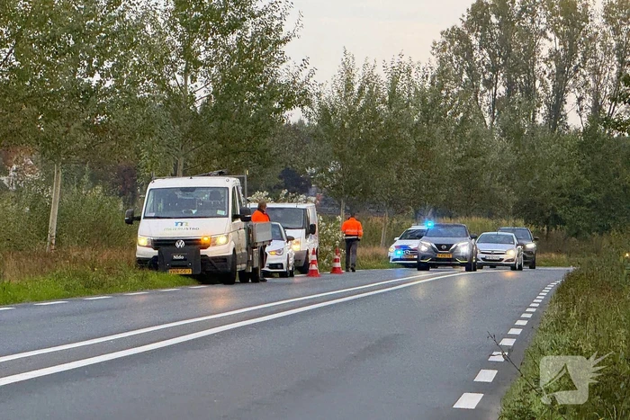 Automobilist ramt boom en belandt op zij in bietenveld