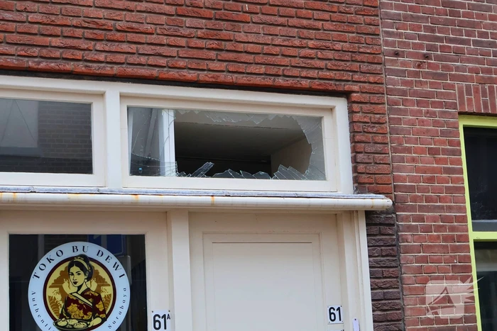 Explosie bij voordeur politie start onderzoek
