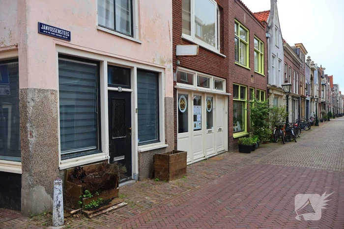 Explosie bij voordeur politie start onderzoek