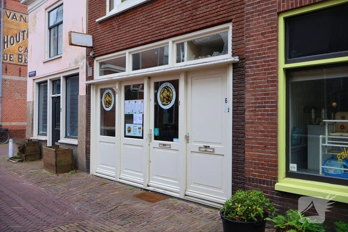 Explosie bij voordeur politie start onderzoek