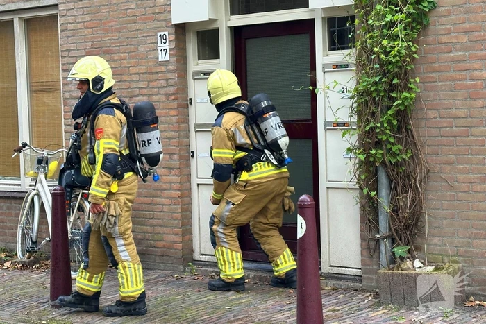 Bewoners roken gas, brandweer doet onderzoek