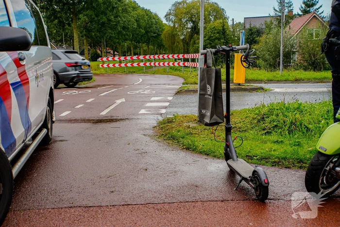 Kind op elektrische step geschept door auto