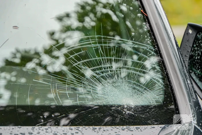 Kind op elektrische step geschept door auto