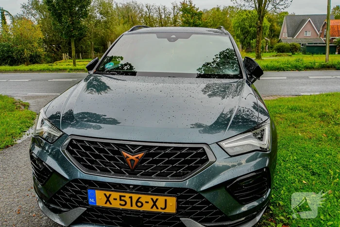 Kind op elektrische step geschept door auto