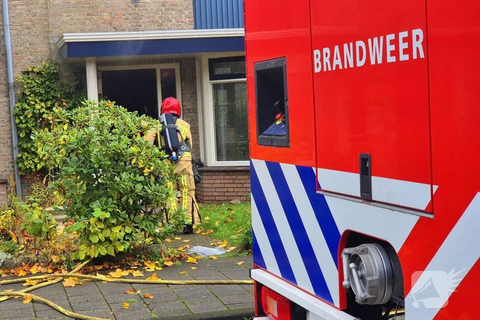 Flinke rookontwikkeling door brand in woning