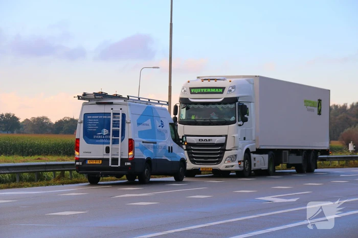 Bestelbus botst achterop vrachtwagen