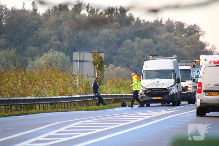 Bestelbus botst achterop vrachtwagen