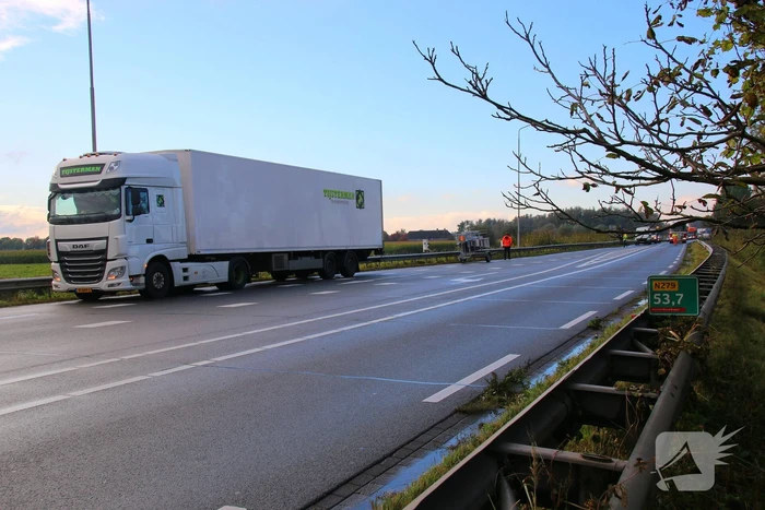 Bestelbus botst achterop vrachtwagen
