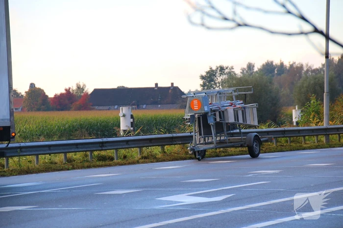 Bestelbus botst achterop vrachtwagen