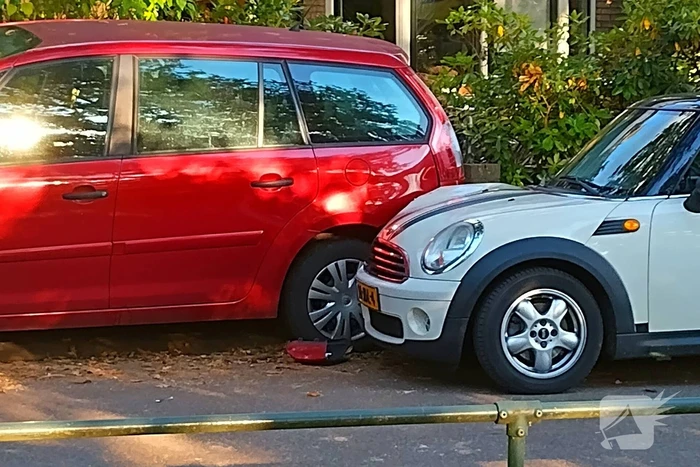 Auto botst tegen geparkeerde auto op