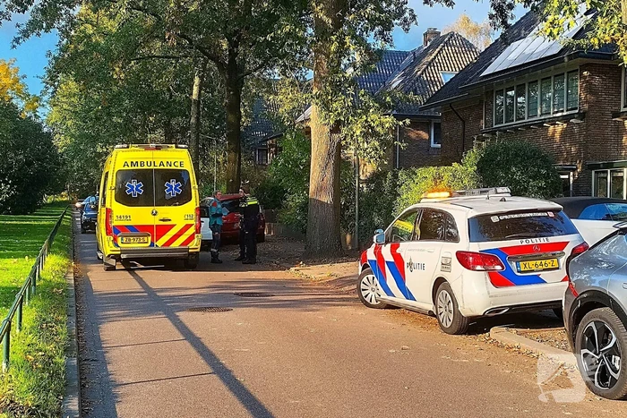 Auto botst tegen geparkeerde auto op