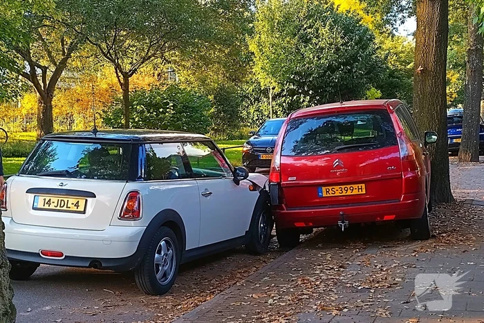 Auto botst tegen geparkeerde auto op