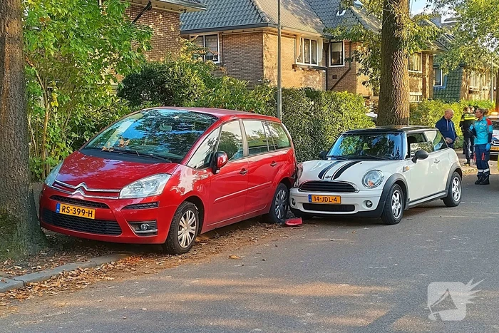 Auto botst tegen geparkeerde auto op