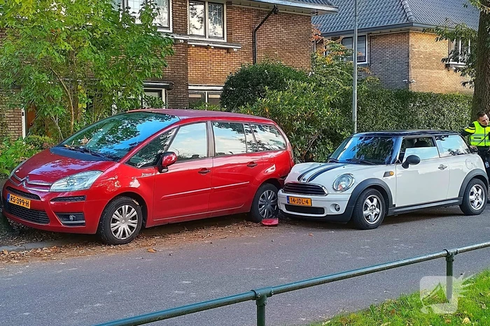 Auto botst tegen geparkeerde auto op