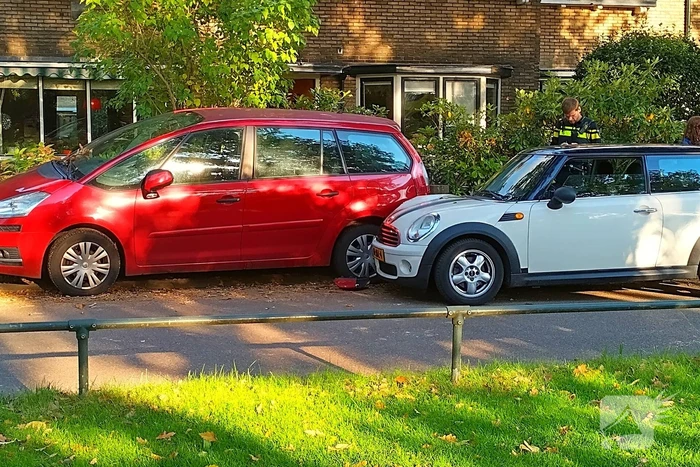Auto botst tegen geparkeerde auto op