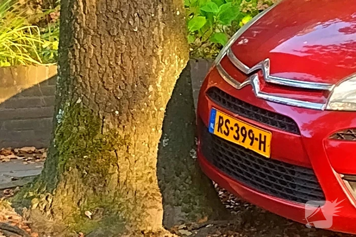 Auto botst tegen geparkeerde auto op
