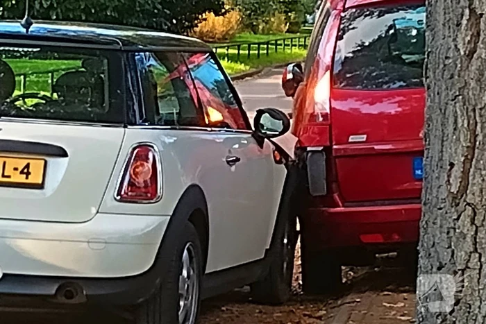 Auto botst tegen geparkeerde auto op