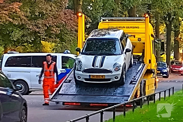 Auto botst tegen geparkeerde auto op