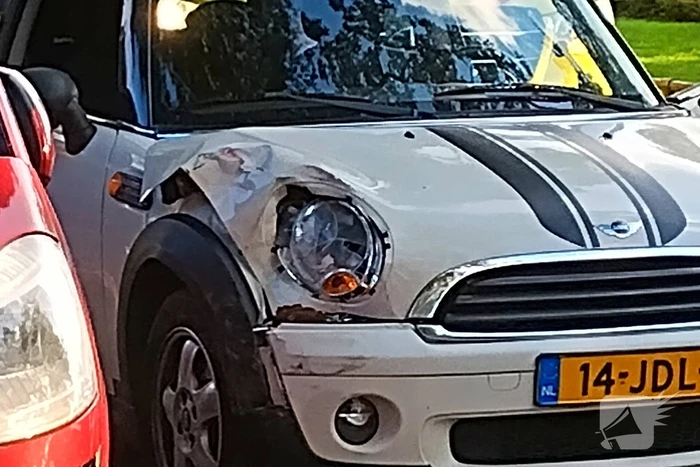 Auto botst tegen geparkeerde auto op
