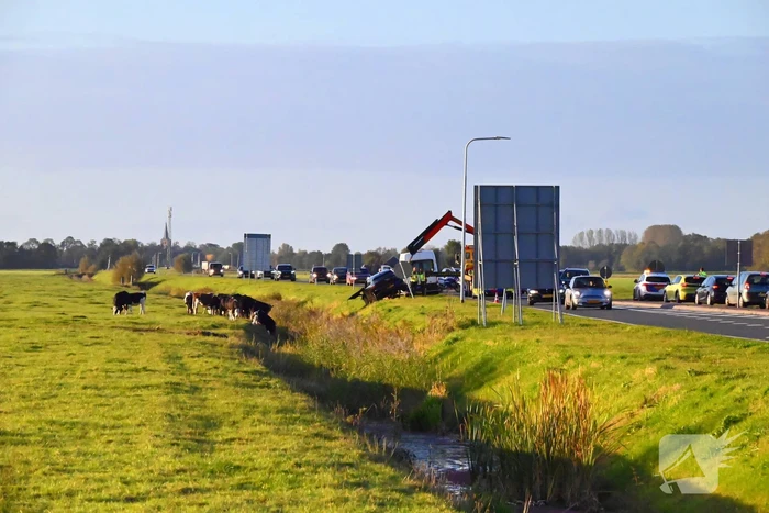 Automobilist raakt van de weg belandt in sloot