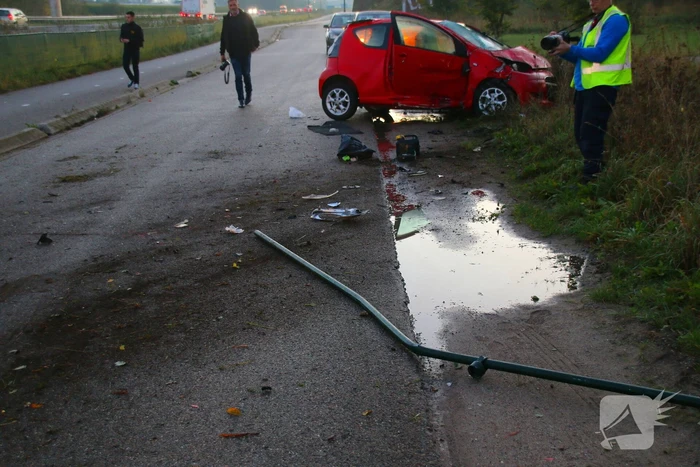 Gewonde en ravage na botsing op snelweg, auto komt op fietspad tot stilstand