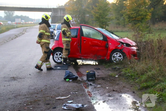 Gewonde en ravage na botsing op snelweg, auto komt op fietspad tot stilstand