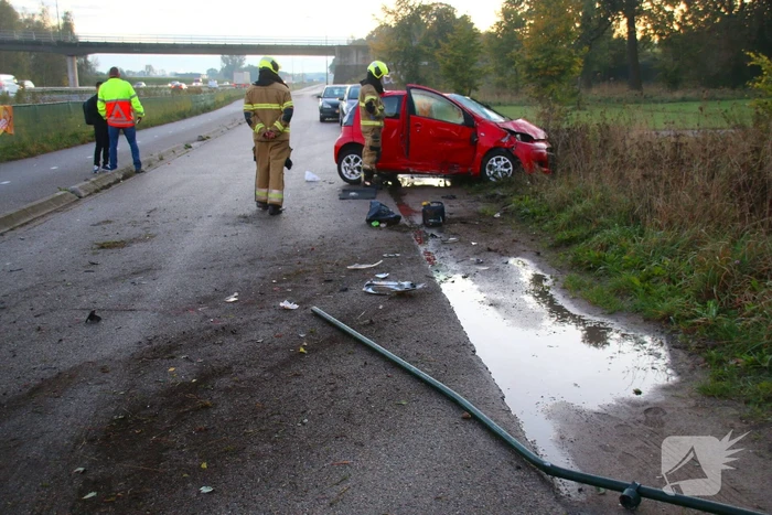 Gewonde en ravage na botsing op snelweg, auto komt op fietspad tot stilstand