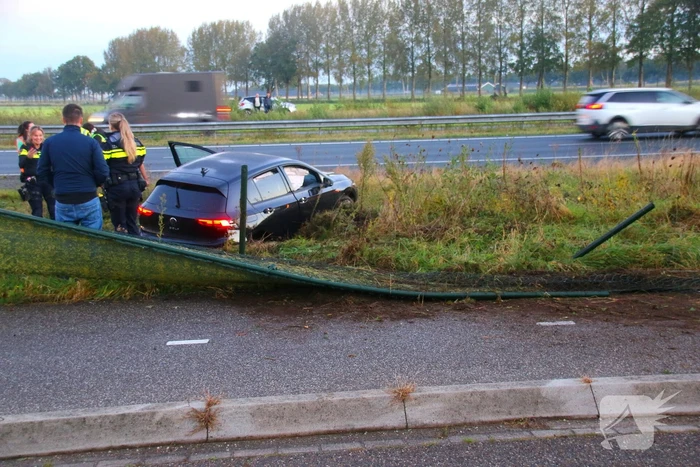 Gewonde en ravage na botsing op snelweg, auto komt op fietspad tot stilstand