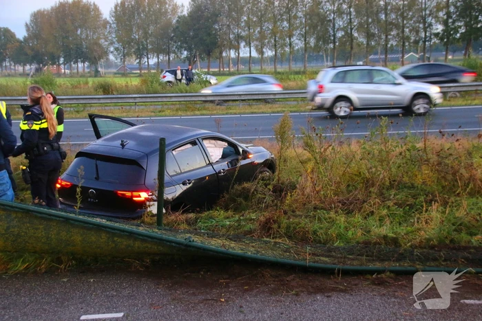 Gewonde en ravage na botsing op snelweg, auto komt op fietspad tot stilstand